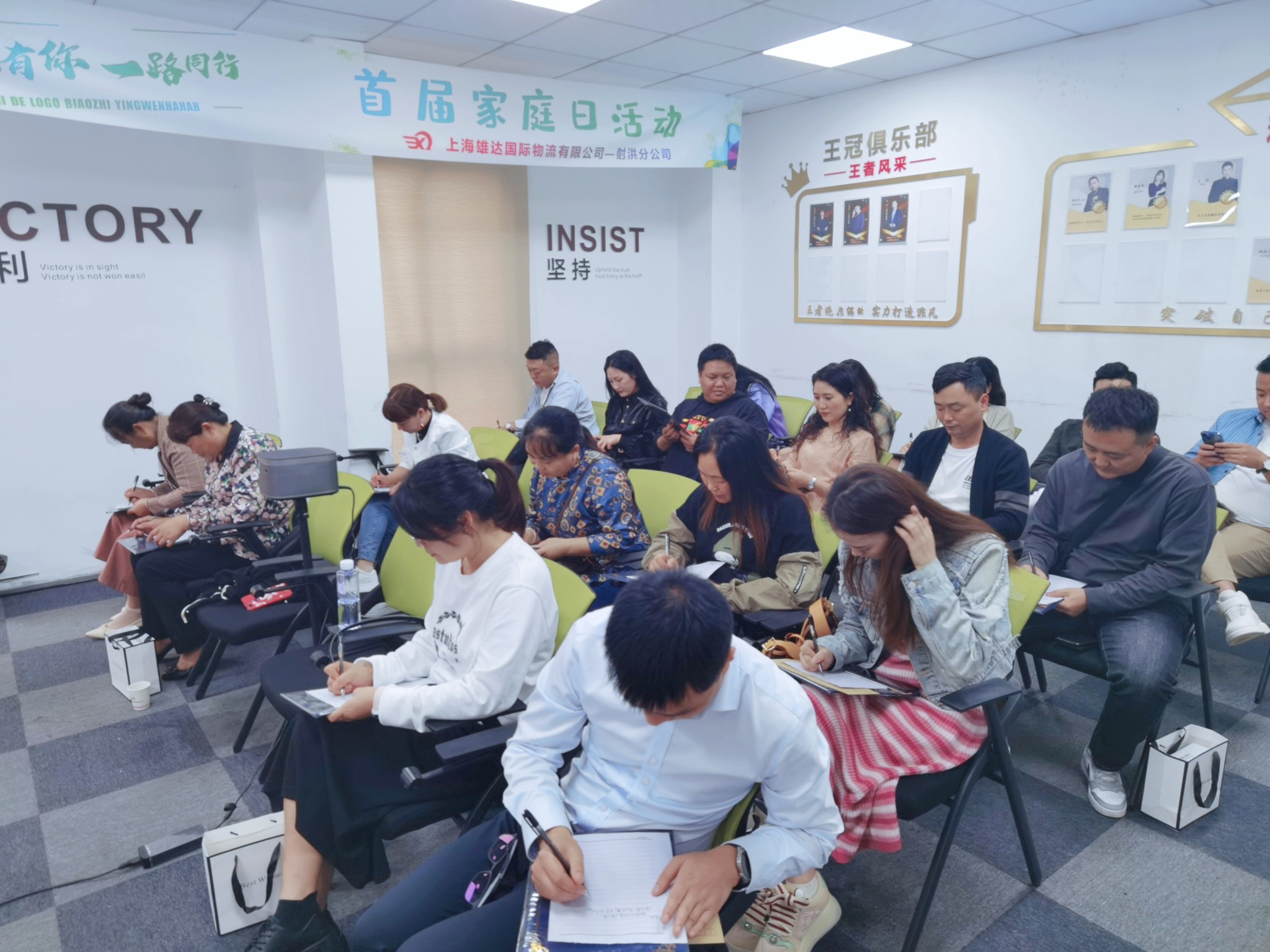 家屬們寫信環節 家屬們寫信環節