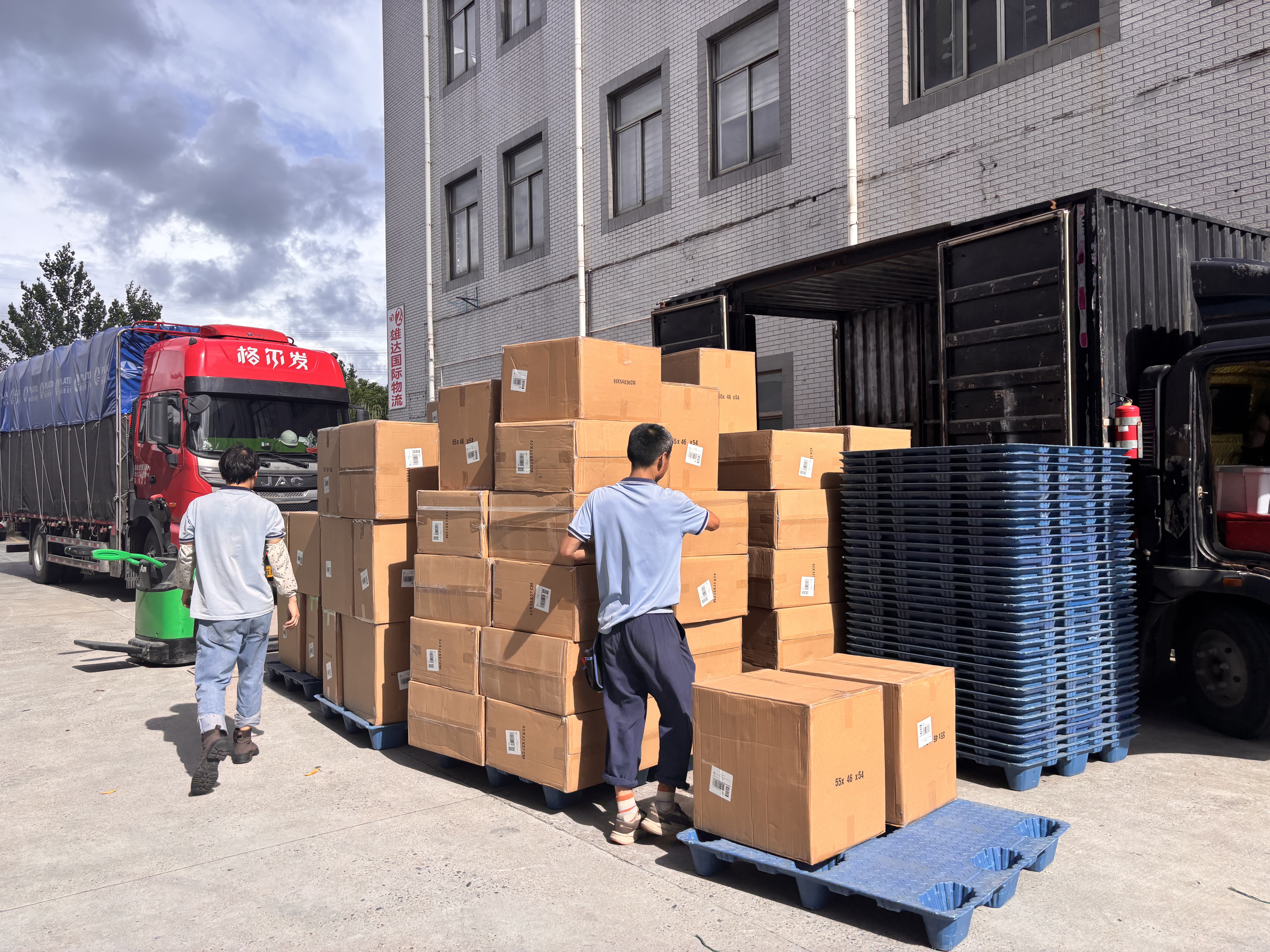 2024年10月14日，美國(guó)特朗普政府突然宣布：對(duì)進(jìn)口木材加征10%關(guān)稅，對(duì)軟墊沙發(fā)、廚房櫥柜等家具加征25%關(guān)稅。更狠的是，如果其他國(guó)家今年底前不跟美國(guó)簽貿(mào)易協(xié)議，2026年起家具關(guān)稅還要漲到30%，廚房櫥柜最高漲到50%。這場(chǎng)打著“保護(hù)美國(guó)產(chǎn)業(yè)”旗號(hào)的政策，背后藏著不少矛盾和算計(jì)。